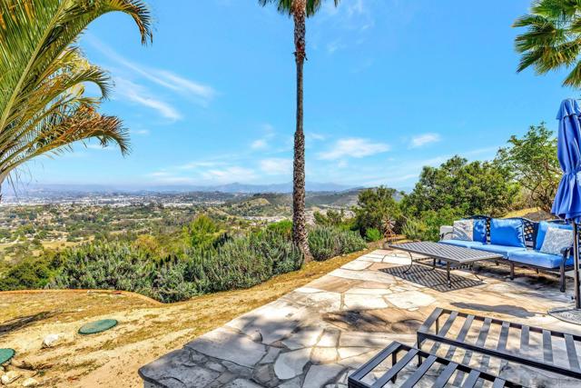 560 Seeforever Dr, San Marcos CA: https://media.crmls.org/mediaz/8a9b3064-1f58-46a8-b77a-65c0679268c6.jpg
