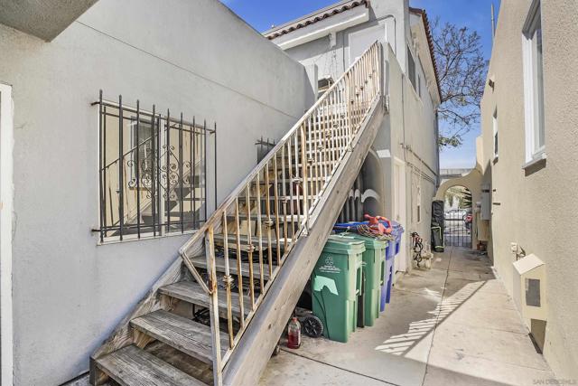 2311 State St, San Diego CA: https://media.crmls.org/mediaz/8a9b7b03-8332-48ca-8c2e-8b36a6276347.jpg