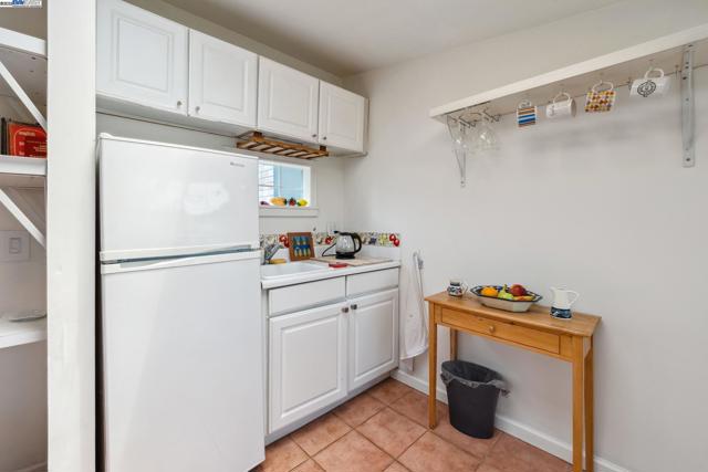 2000 CLINTON AVENUE, Alameda CA: https://media.crmls.org/mediaz/8a9be4d6-221b-45eb-83ec-442f5946708c.jpg