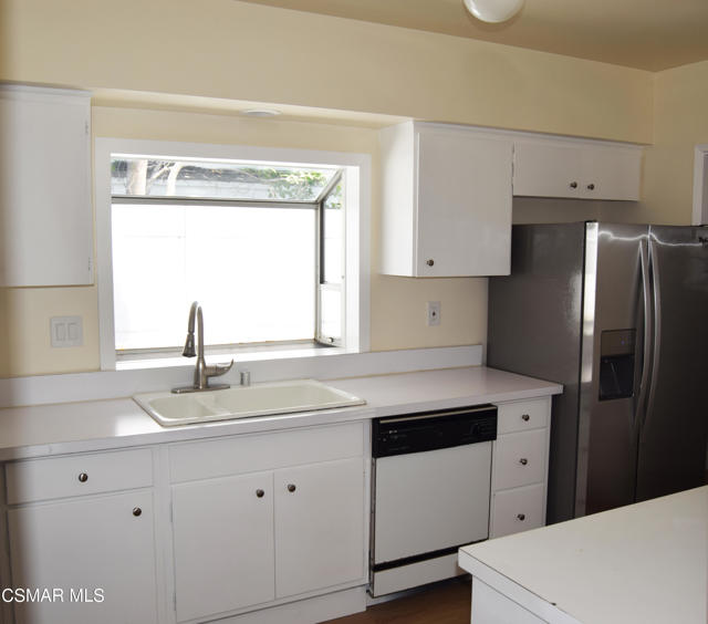 3315 S Bentley Avenue, Los Angeles CA: https://media.crmls.org/mediaz/8a9c092b-3531-48f3-8c1b-d35d9087db01.jpg
