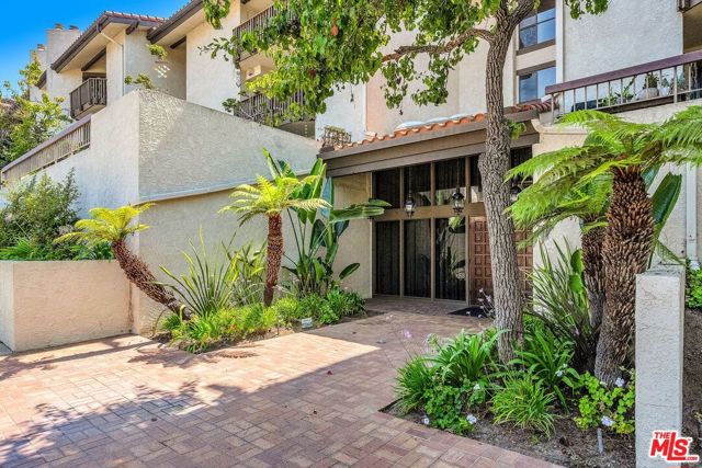 8600 Tuscany Avenue, Playa del Rey CA: https://media.crmls.org/mediaz/8a9ca7e6-78f2-413e-b350-1ef188a8053e.jpg