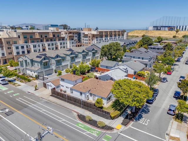 1032 Toyon Drive, Burlingame CA: https://media.crmls.org/mediaz/8a9d2ad6-fd77-4b16-9a58-9899c3520794.jpg