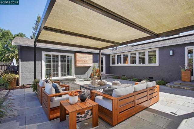 12994 Hawkins Dr, San Ramon CA: https://media.crmls.org/mediaz/8a9d5b32-c477-4611-bc88-ee56d610568d.jpg