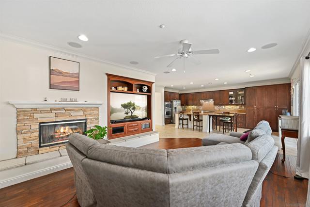 10562 Aspen Gln, Escondido CA: https://media.crmls.org/mediaz/8a9d8481-3af3-4a8b-8e1b-9fc3e01afeb3.jpg