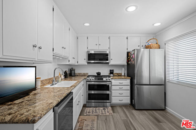 21901 Lassen Street, Chatsworth CA: https://media.crmls.org/mediaz/8a9d912d-a200-4b6e-9fde-b84507f6da31.jpg