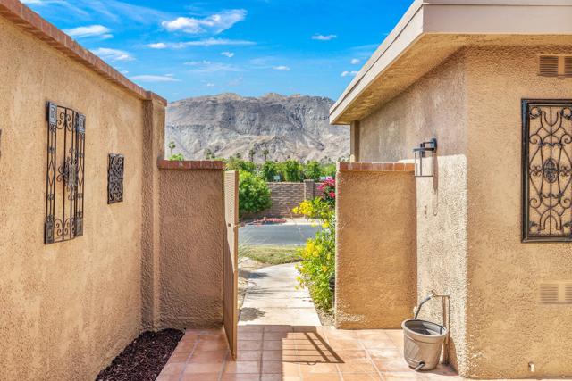 56 Majorca Drive, Rancho Mirage CA: https://media.crmls.org/mediaz/8a9dbcb8-9560-4bea-862e-2210b623c531.jpg