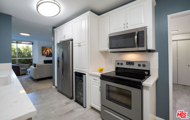 927 N Kings Road, West Hollywood CA: https://media.crmls.org/mediaz/8aa0520b-ac99-48bc-8b80-368e10aaa1bf.jpg