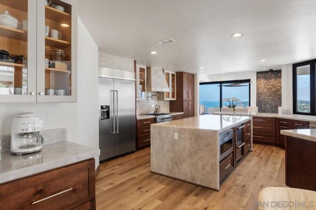 6675 Caminito Lindrick, La Jolla CA: https://media.crmls.org/mediaz/8aa06178-4fb8-4f58-ae59-d345faa50408.jpg