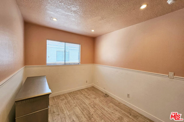 18130 Oxnard Street, Tarzana CA: https://media.crmls.org/mediaz/8aa08932-d81a-4ef0-a0d1-d8329e0eb6e3.jpg
