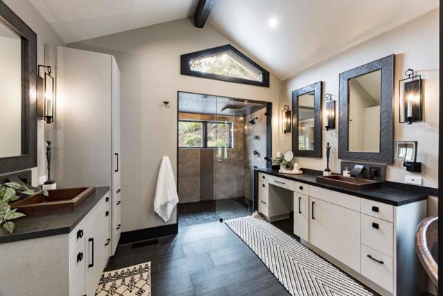 5 Oak Forest Court, Portola Valley CA: https://media.crmls.org/mediaz/8aa0ff0d-079a-49a3-a629-b8d87014d3c7.jpg