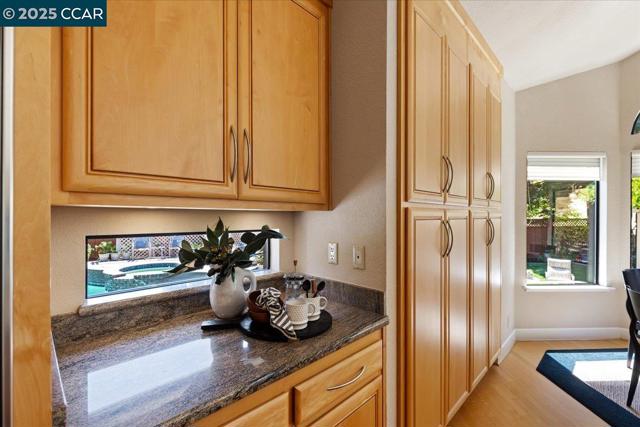 4101 Fox Creek Ct, Danville CA: https://media.crmls.org/mediaz/8aa258ad-751b-4b3d-bbe3-efa798051c95.jpg