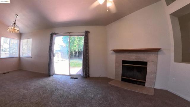 841 Windmeadows Dr, Brentwood CA: https://media.crmls.org/mediaz/8aa25d52-92b2-4677-9bff-8c261810a6b0.jpg