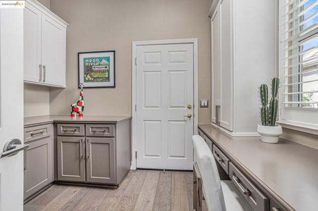 452 Tayberry Ln, Brentwood CA: https://media.crmls.org/mediaz/8aa322c2-0e90-4f7e-864a-7ec7f4f28c4b.jpg