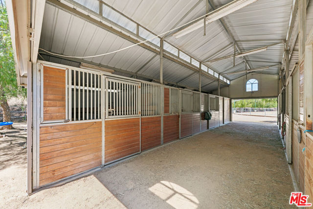 13418 Nightsky Drive, Camarillo CA: https://media.crmls.org/mediaz/8aa47341-62a3-4c34-83f4-bb8ec0f29786.jpg