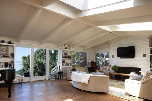 47320 Highway 1, Big Sur CA: https://media.crmls.org/mediaz/8aa476f1-3fb6-4924-959d-87c29fa7da87.jpg