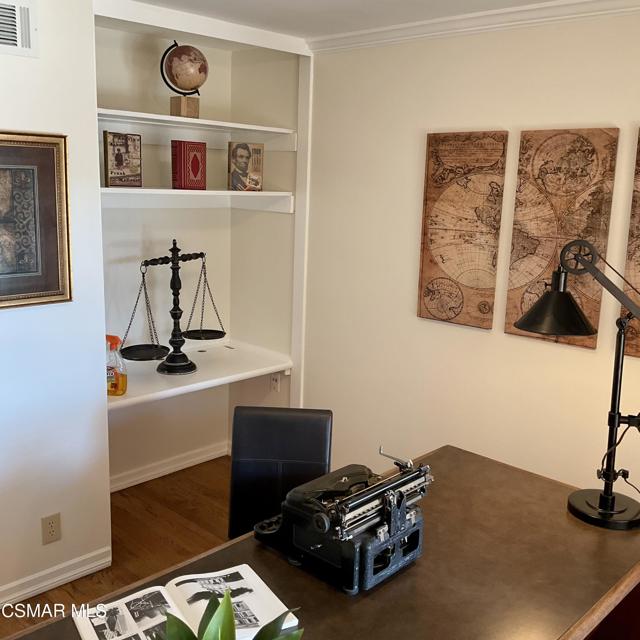 2455 Castlemont Court, Simi Valley CA: https://media.crmls.org/mediaz/8aa4e1e8-4e5f-4ec3-bdad-73875098ada5.jpg