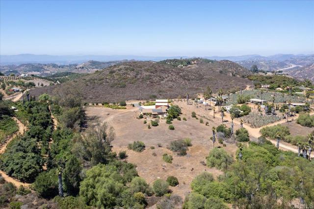 Detail Gallery Image 8 of 60 For 945 El Paseo, Vista,  CA 92084 - 4 Beds | 3 Baths