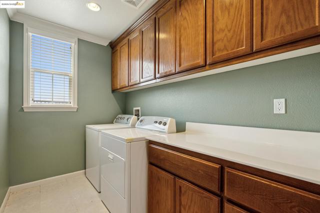 6686 Chalk Hill Ln, Vallejo CA: https://media.crmls.org/mediaz/8aa5c625-0ec7-48d4-82ba-46ff640d420e.jpg