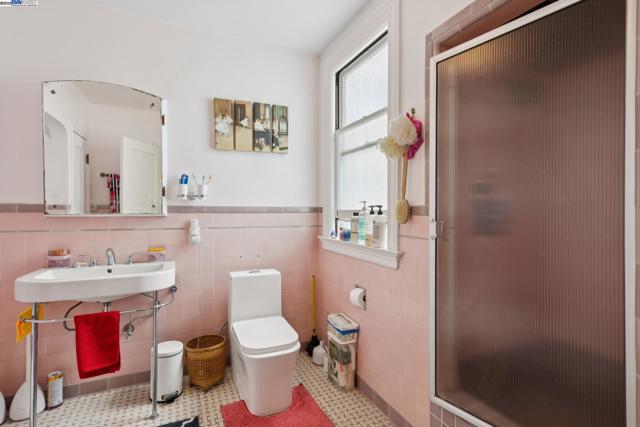 658 30Th Ave, San Francisco CA: https://media.crmls.org/mediaz/8aa5d40d-6429-45d4-b9b2-a93ffc6360e8.jpg