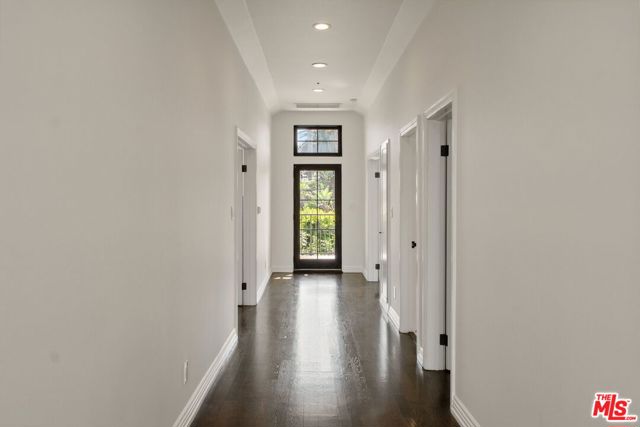 516 Lincoln Boulevard, Santa Monica CA: https://media.crmls.org/mediaz/8aa6f0fd-f19d-4620-8ea7-443a73e79201.jpg