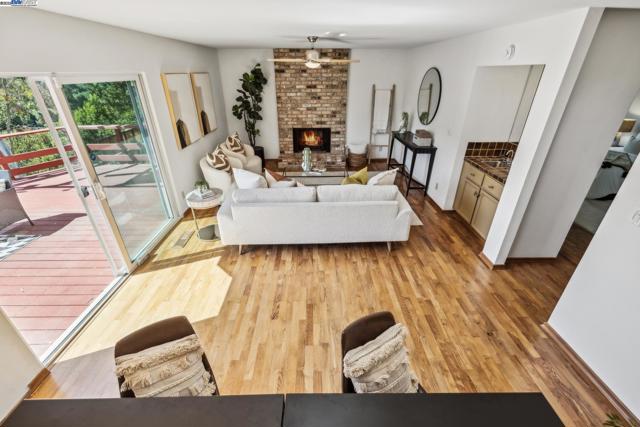 3483 Skyline Dr, Hayward CA: https://media.crmls.org/mediaz/8aa72cbe-327e-4720-8df2-b1df171cbea8.jpg