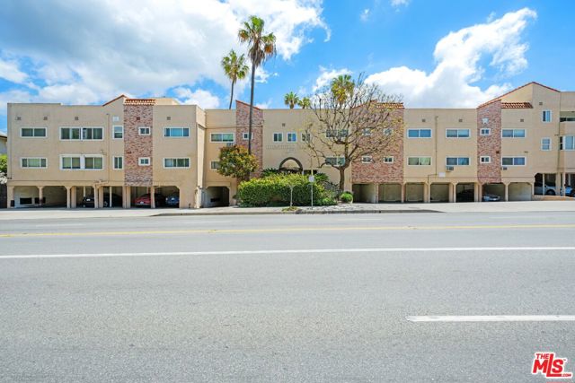 11670 W Sunset Boulevard, Los Angeles CA: https://media.crmls.org/mediaz/8aa73661-a17c-4d89-abf9-dd0df671b028.jpg