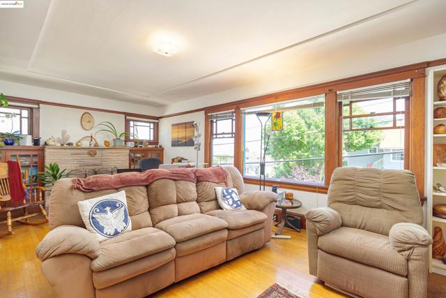 318 Washington Avenue, Richmond CA: https://media.crmls.org/mediaz/8aa7bddf-0fb7-4218-aa8f-8d8083b1b477.jpg