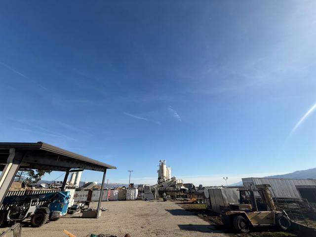 1347 Harkins Road, Salinas CA: https://media.crmls.org/mediaz/8aa85995-d00b-45dd-bef3-af980f5c3609.jpg