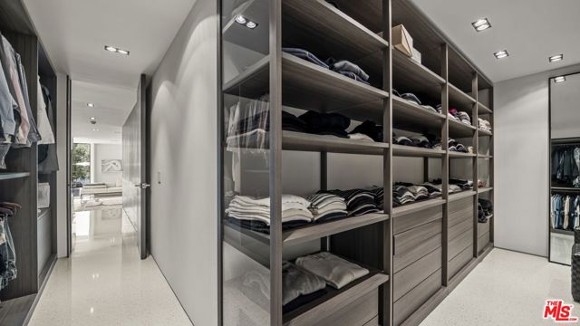 16032 VALLEY VISTA Boulevard, Encino CA: https://media.crmls.org/mediaz/8aa97a35-40ce-4d86-b8ce-b4ee622fdb1b.jpg