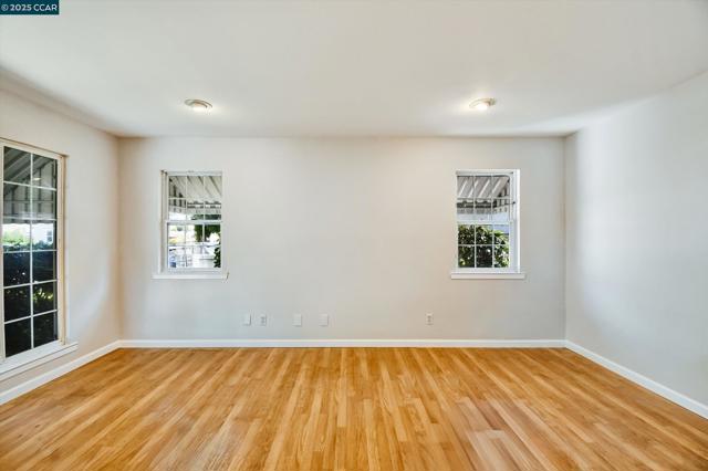 973 Paradise Blvd, Hayward CA: https://media.crmls.org/mediaz/8aaa9eb4-068a-4108-85a0-1d0672fb55b7.jpg