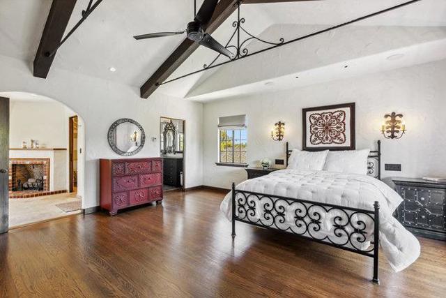 2307 Easton Drive, Burlingame CA: https://media.crmls.org/mediaz/8aabb858-8838-4fa4-a6cf-d8d13e3ad2ee.jpg