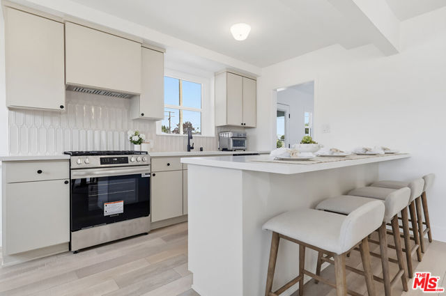 9402 S Van Ness Avenue, Los Angeles CA: https://media.crmls.org/mediaz/8aabd5c6-4257-4a29-b16a-6a6804e11c2c.jpg