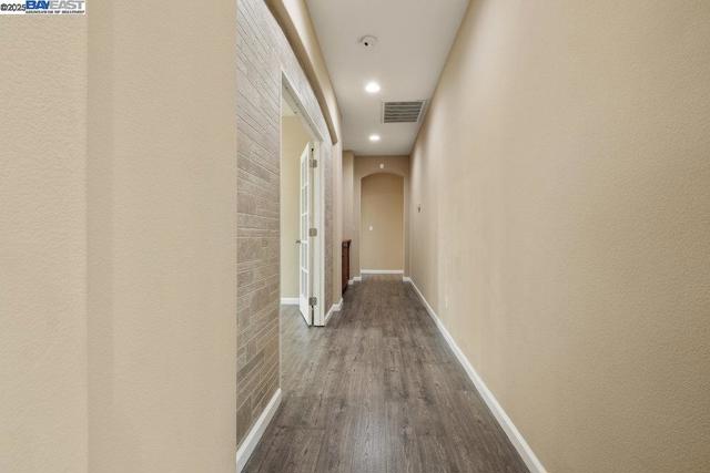 670 W Privado Way, Mountain House CA: https://media.crmls.org/mediaz/8aabea84-b983-4da5-a6c1-181db99ddb54.jpg