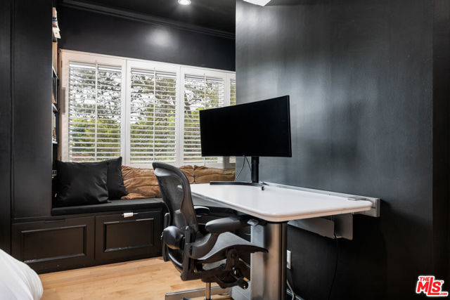 933 17th Street, Santa Monica CA: https://media.crmls.org/mediaz/8aad1533-7463-4f7f-b3ab-75cf89d41715.jpg
