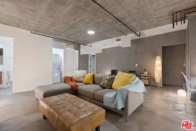 1244 14th Street, Santa Monica CA: https://media.crmls.org/mediaz/8aad5683-a0ac-4dc2-b64d-40a653937c7c.jpg