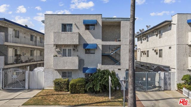14333 Haynes Street, Van Nuys CA: https://media.crmls.org/mediaz/8aadcb51-0660-459a-b6c2-8407a12d1b3f.jpg