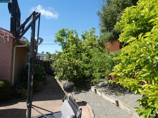 Image 34 of 43 For 2908 Sargent Ave