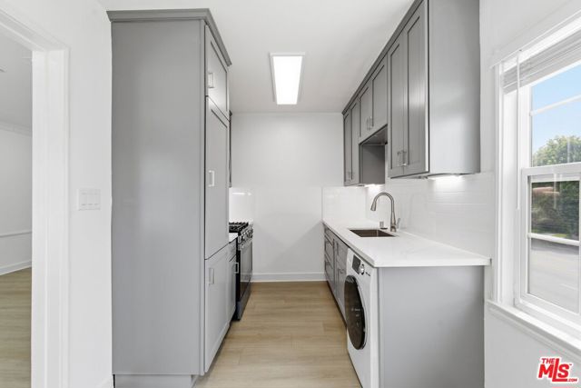 8613 W Olympic Boulevard, Los Angeles CA: https://media.crmls.org/mediaz/8aaf20b2-8e07-4acd-939e-e266e8de0f92.jpg