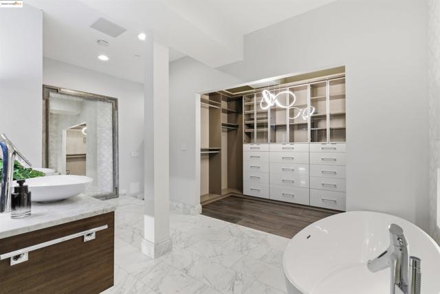 6413 Gwin Ct, Oakland CA: https://media.crmls.org/mediaz/8aaf3546-4059-4e78-beb7-e1e1fe792ba7.jpg