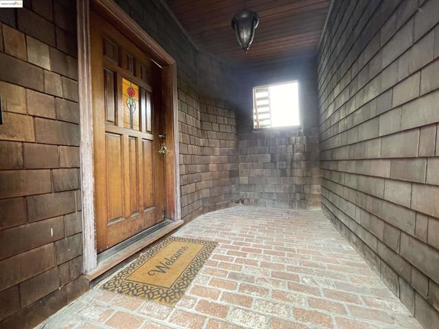 290 Park View Terrace, Oakland CA: https://media.crmls.org/mediaz/8aaf42cd-1fee-4c02-80de-5bc6835c54d6.jpg