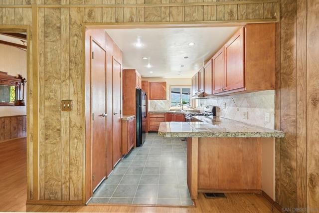 275 S Worthington St, Spring Valley CA: https://media.crmls.org/mediaz/8aaf5e0b-2a85-435b-a5a3-c1a2031cc2cc.jpg