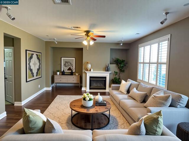 769 Crocket Ct, Brentwood CA: https://media.crmls.org/mediaz/8aaf6a65-8d92-46f7-a9a8-9424348c770b.jpg