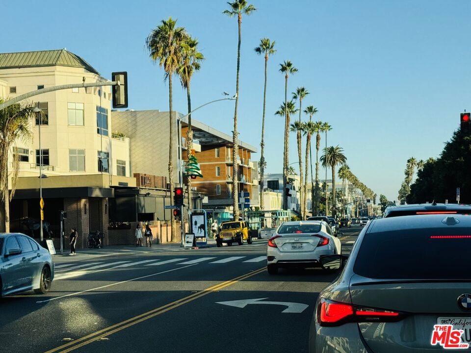 https://media.crmls.org/mediaz/8ab07070-dbda-4152-a176-2b527fce1b44.jpg?preset=X-Large