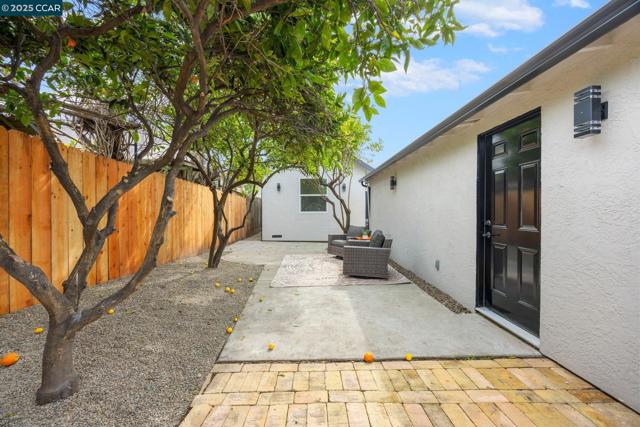 2133 39Th Ave, Oakland CA: https://media.crmls.org/mediaz/8ab0a332-2a7d-46c3-9e7e-19adf33f9dfa.jpg