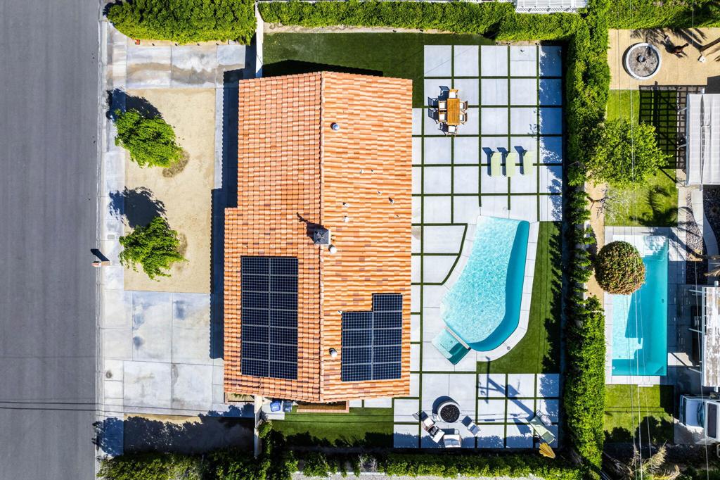 https://media.crmls.org/mediaz/8ab12fe3-f384-4ee1-886e-5b2168fd55b8.jpg?preset=X-Large