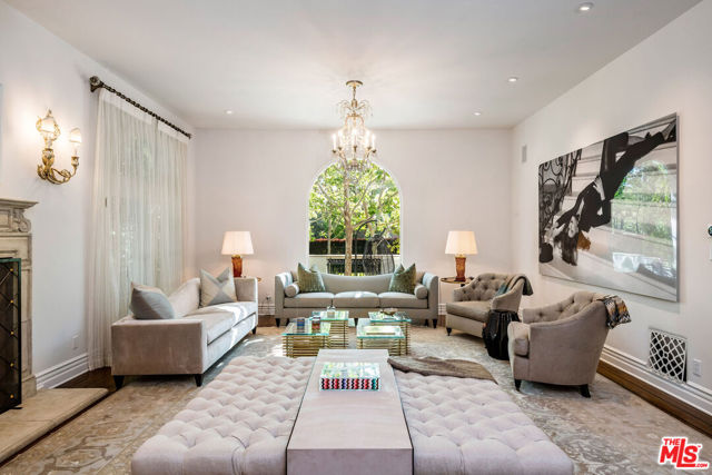 722 N Maple Drive, Beverly Hills CA: https://media.crmls.org/mediaz/8ab24c2c-6729-4711-8d9e-8467912a2ae1.jpg