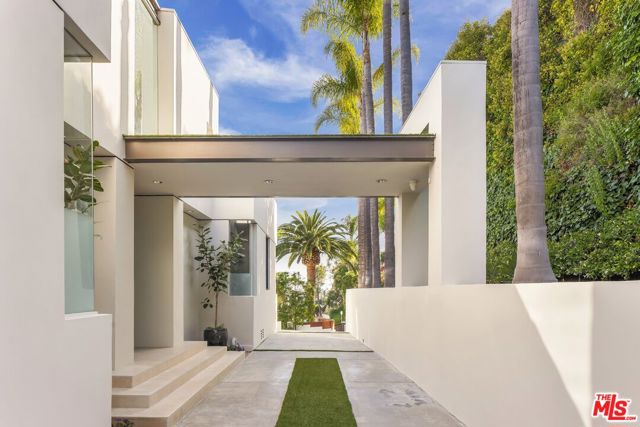 9405 Sierra Mar Place, Los Angeles CA: https://media.crmls.org/mediaz/8ab2e2c0-91e0-4a31-b502-c3132ffdc1a0.jpg
