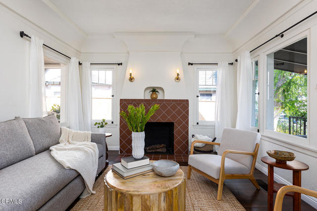 1807 New York Drive, Altadena CA: https://media.crmls.org/mediaz/8ab325fd-2814-489a-8a6c-c1254eb87984.jpg