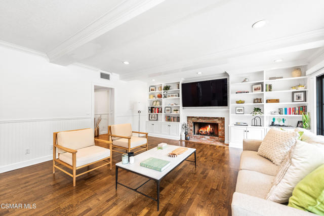 1211 Ridgecrest Place, Westlake Village CA: https://media.crmls.org/mediaz/8ab39558-2c44-4f63-8d24-4ef73eb6d540.jpg
