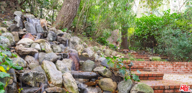 3041 E Chevy Chase Drive, Glendale CA: https://media.crmls.org/mediaz/8ab3f77d-fa03-4815-afc3-7ad2c409ae2b.jpg